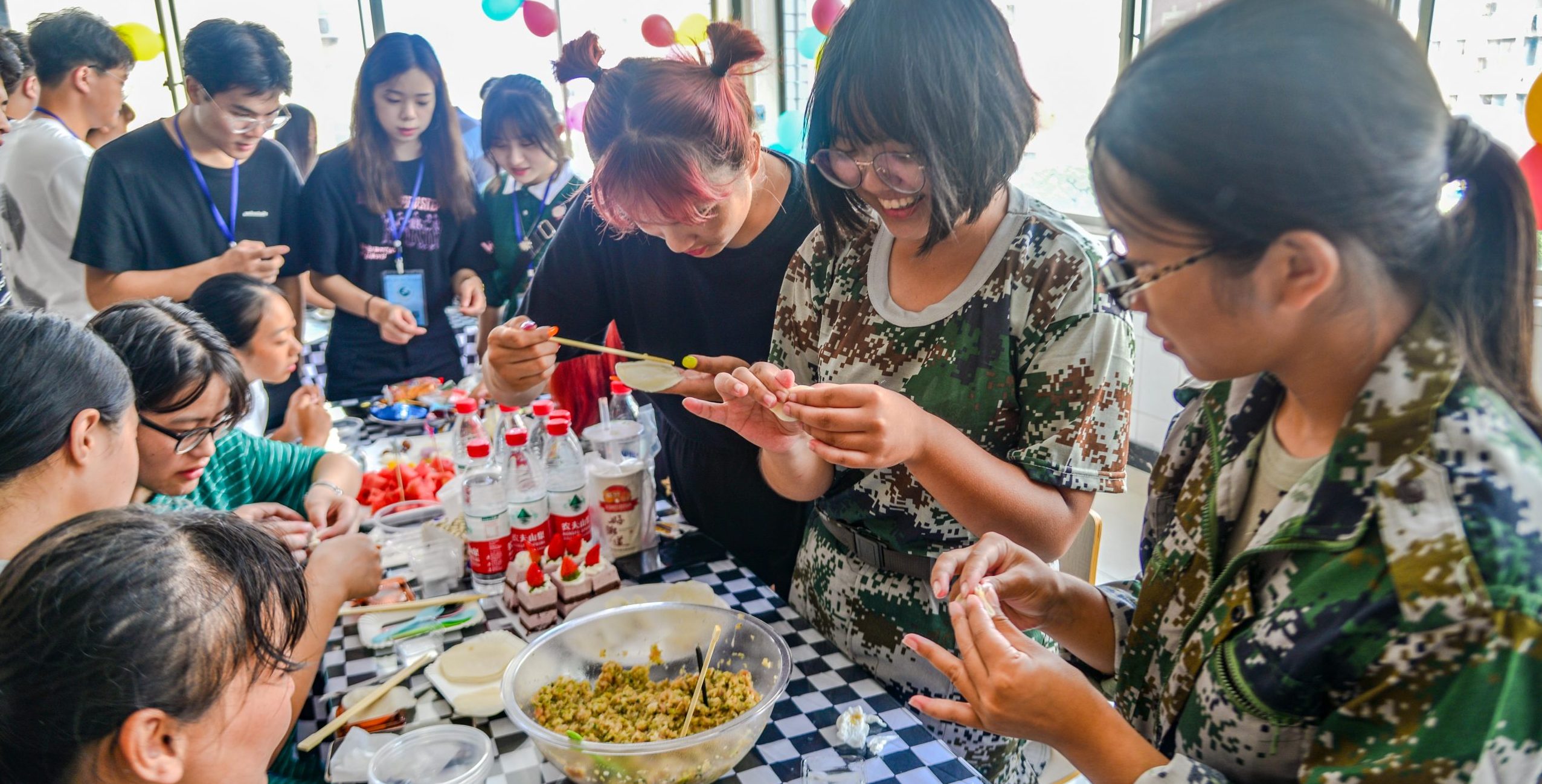 高校领导与新生联手包饺子共度中秋佳节