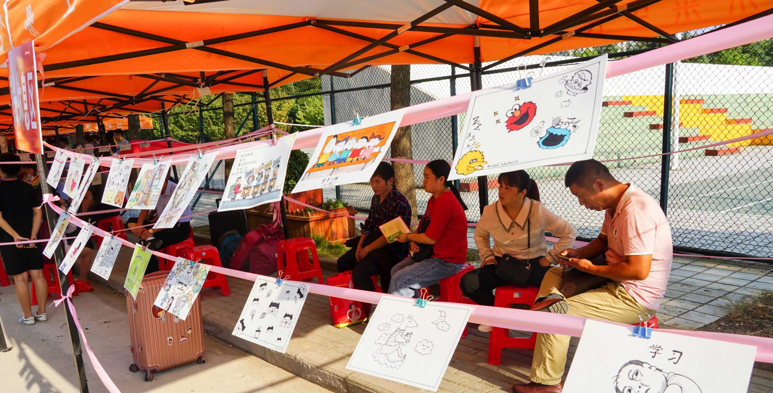 【直击迎新】手绘欢迎卡挂满帐篷  新生报到驻足观赏