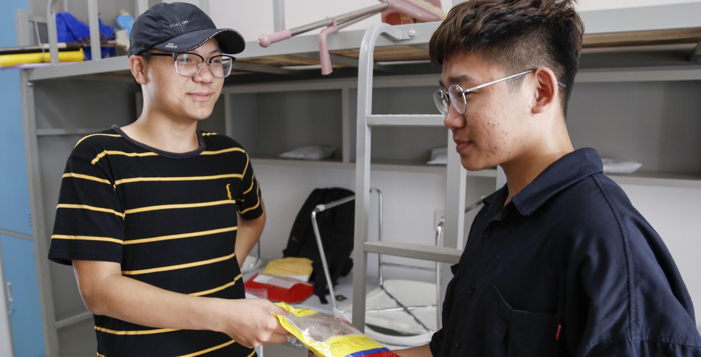 【直击迎新】新生入学报到 携家乡特产赠予室友、志愿者