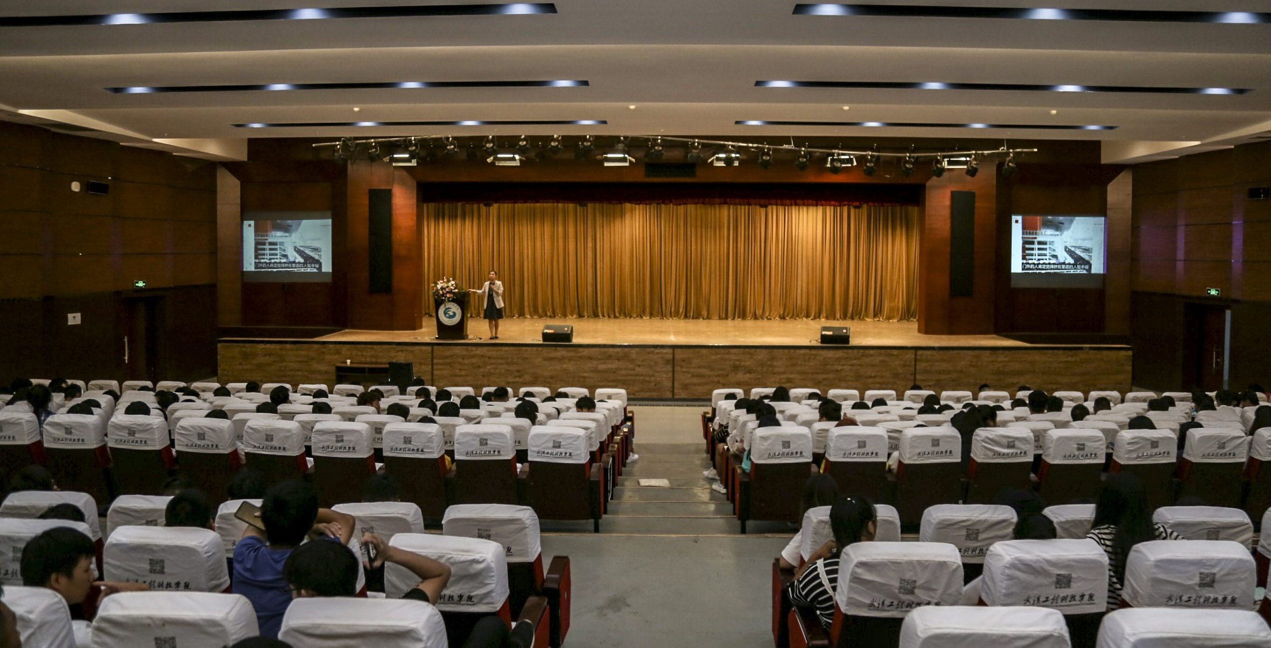 新生入学开展8次国际化教育讲座 武工院优秀学子全程主讲