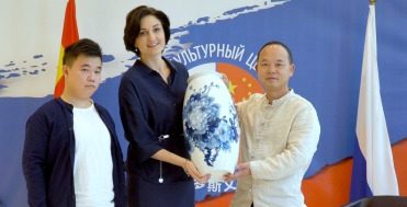 【中新网】武工院学子参与制作青花瓷赠俄罗斯驻华使馆