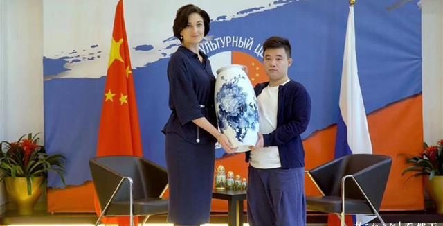 【湖北网台 长江云】武汉 | 高校学子参与制作“盛世牡丹”青花瓷瓶赠俄罗斯驻华使馆