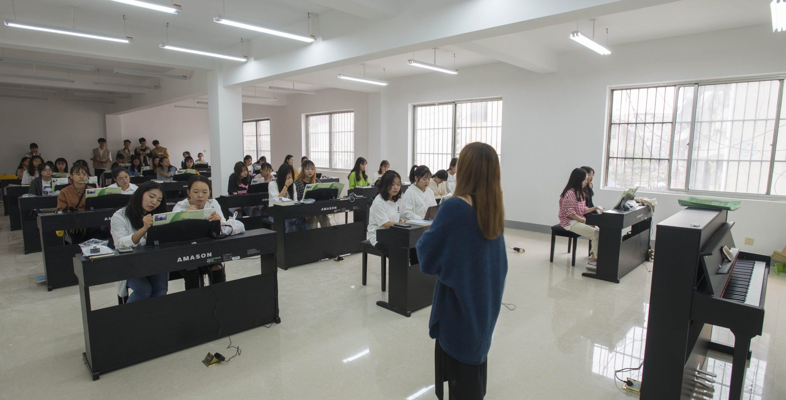 人文学院新增一批电子钢琴