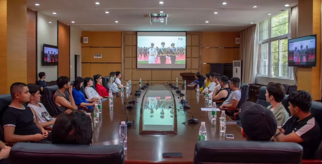 学校组织师生观看阅兵式为国庆生
