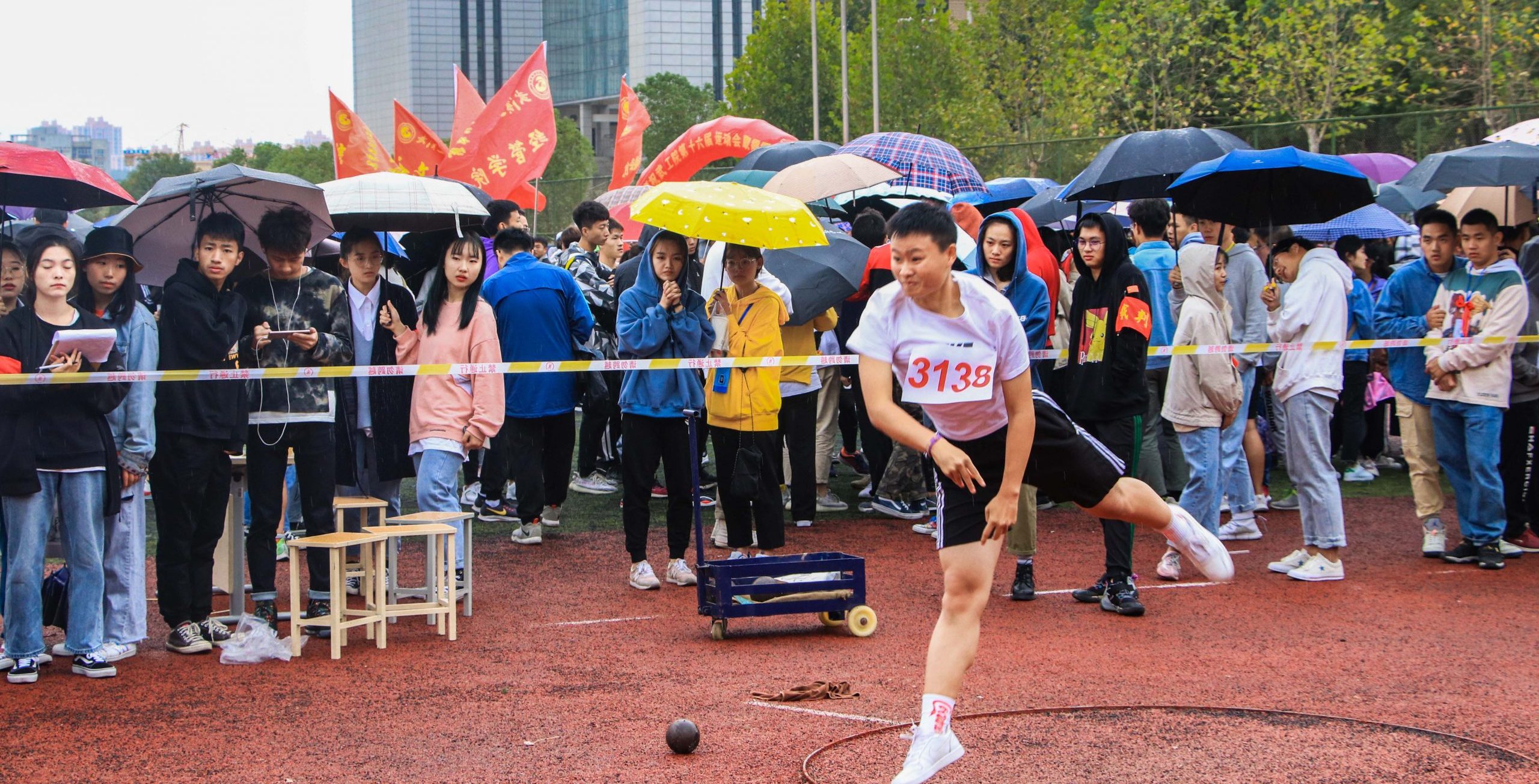 学生女子铅球决赛落幕 人文学子再夺桂冠