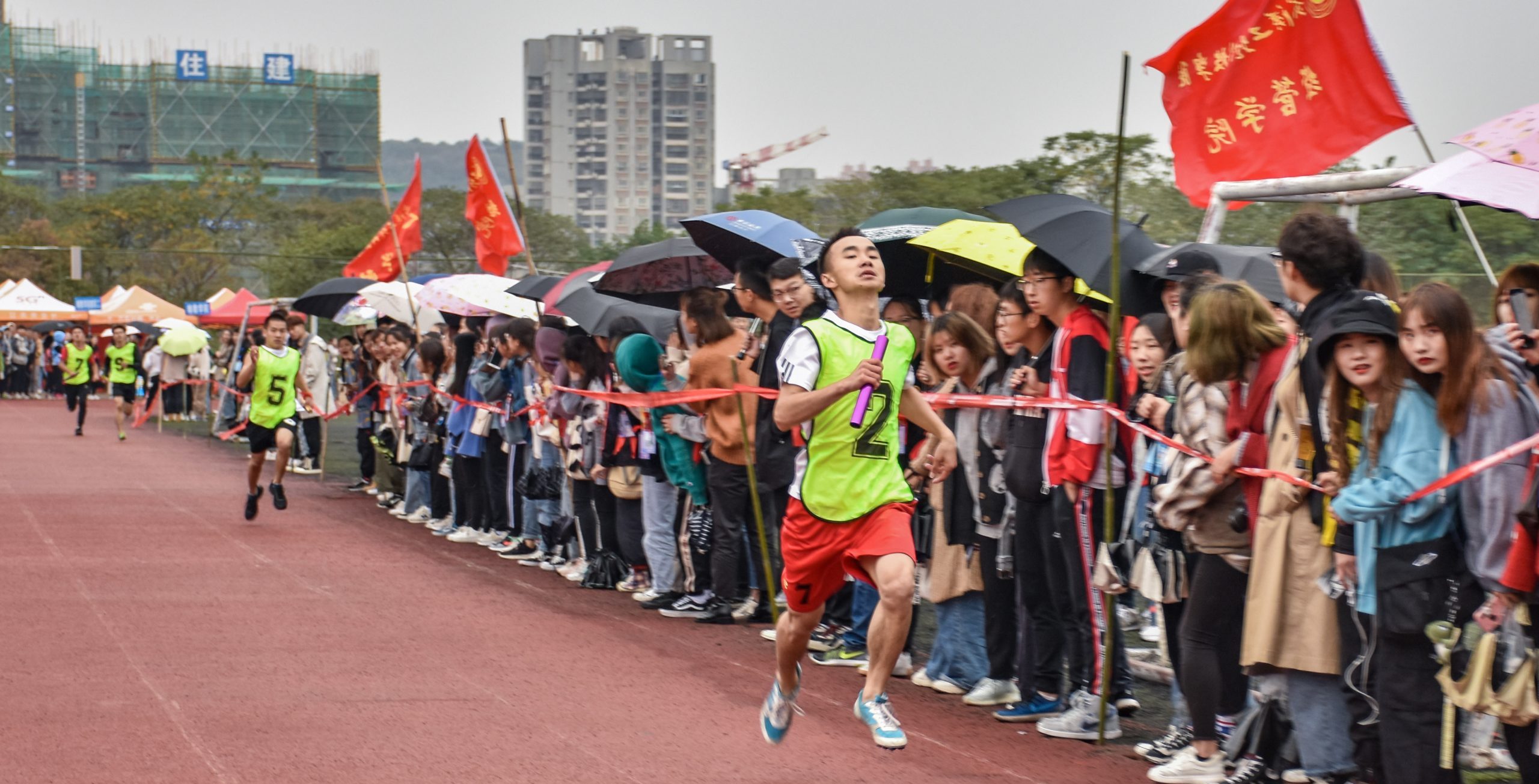 信工学院摘得男子学生4×400米接力赛桂冠