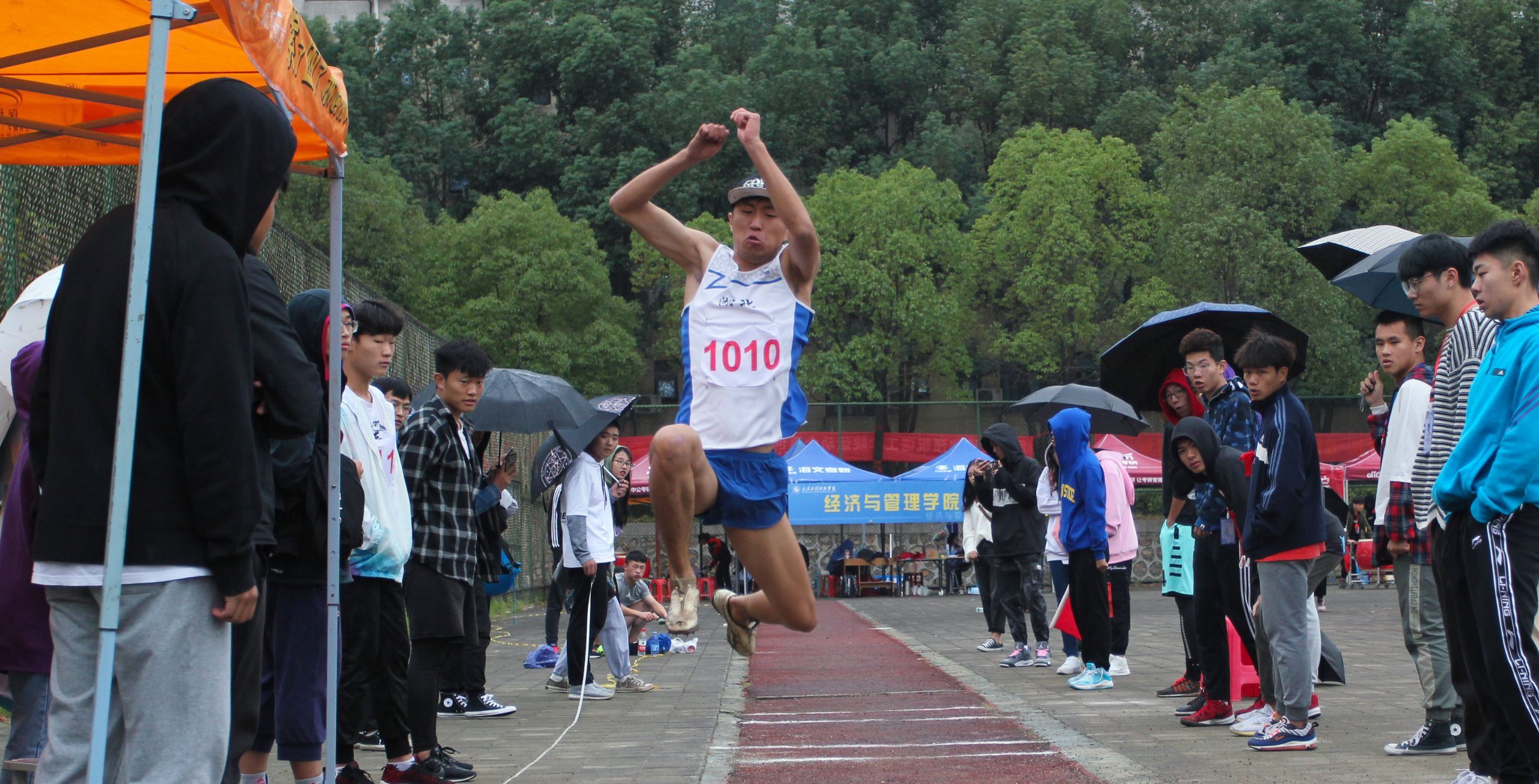 三级跳再破校纪录 信工学子包揽三级跳前三