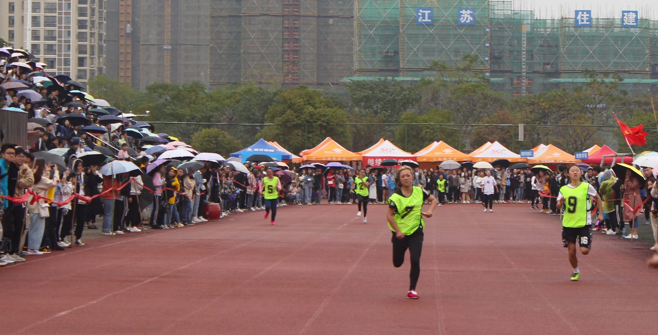 人文学院夺女子4×100米接力赛桂冠