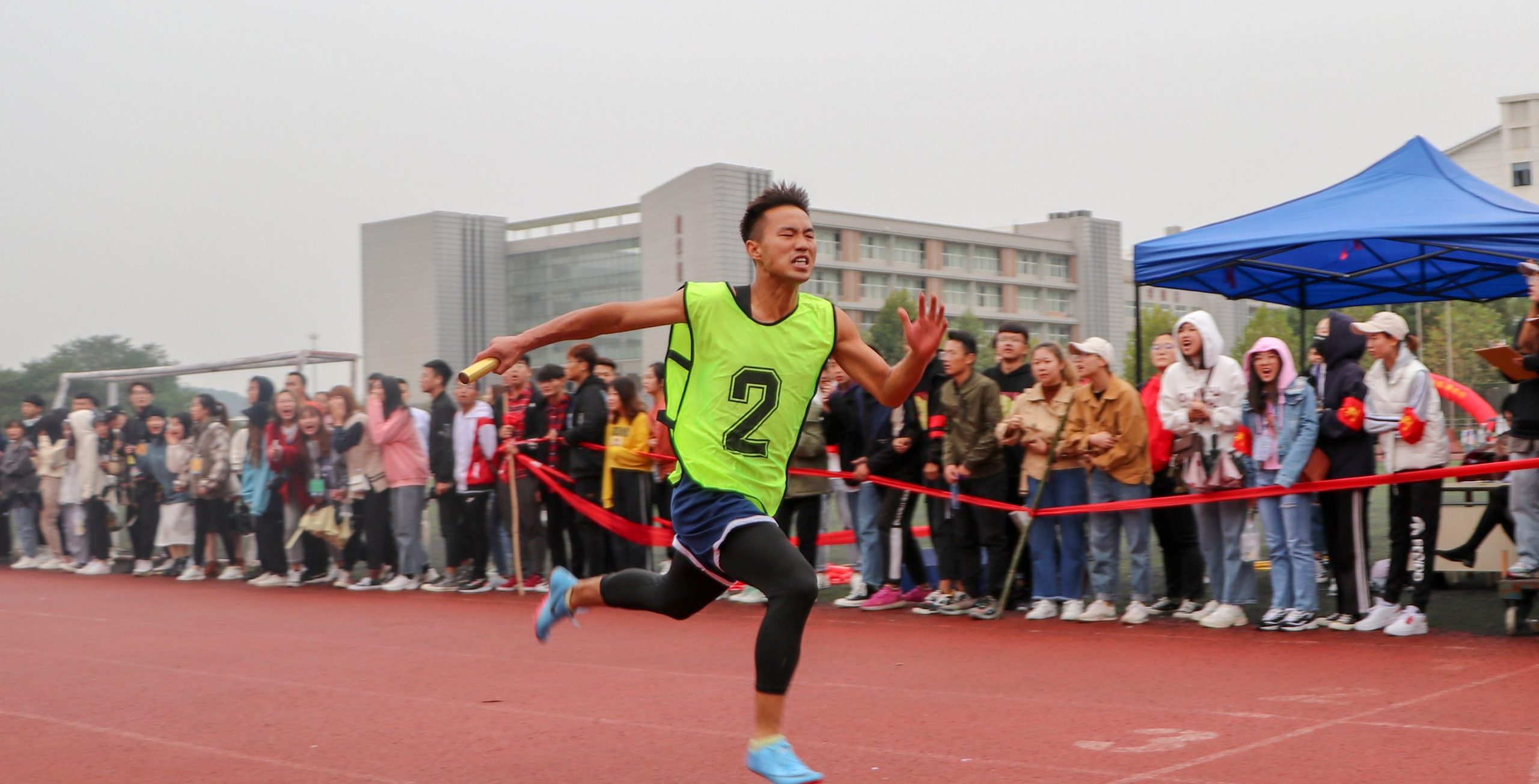 人文学院获学生男子4×100米冠军