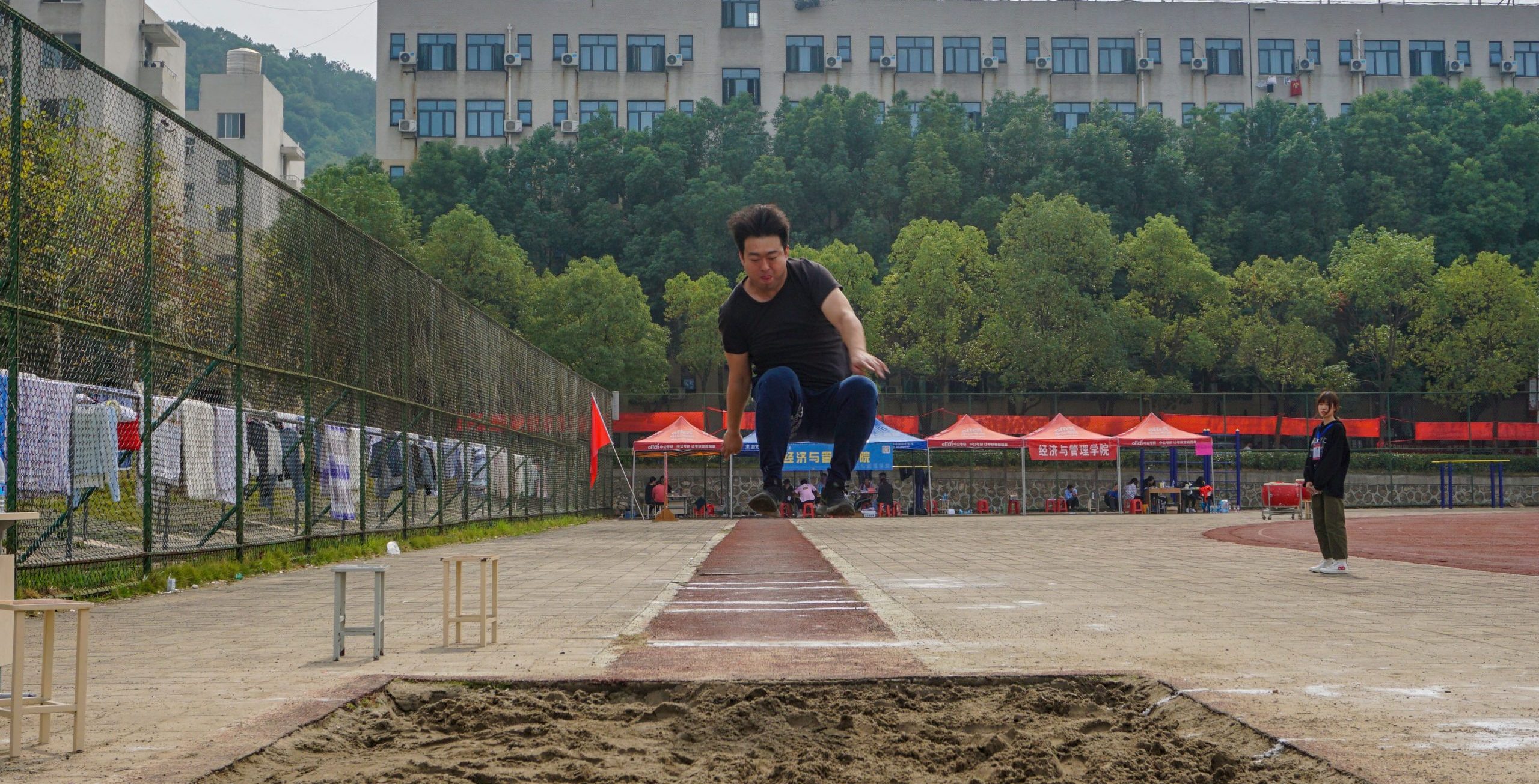 教职工男子跳远项目冠军决出