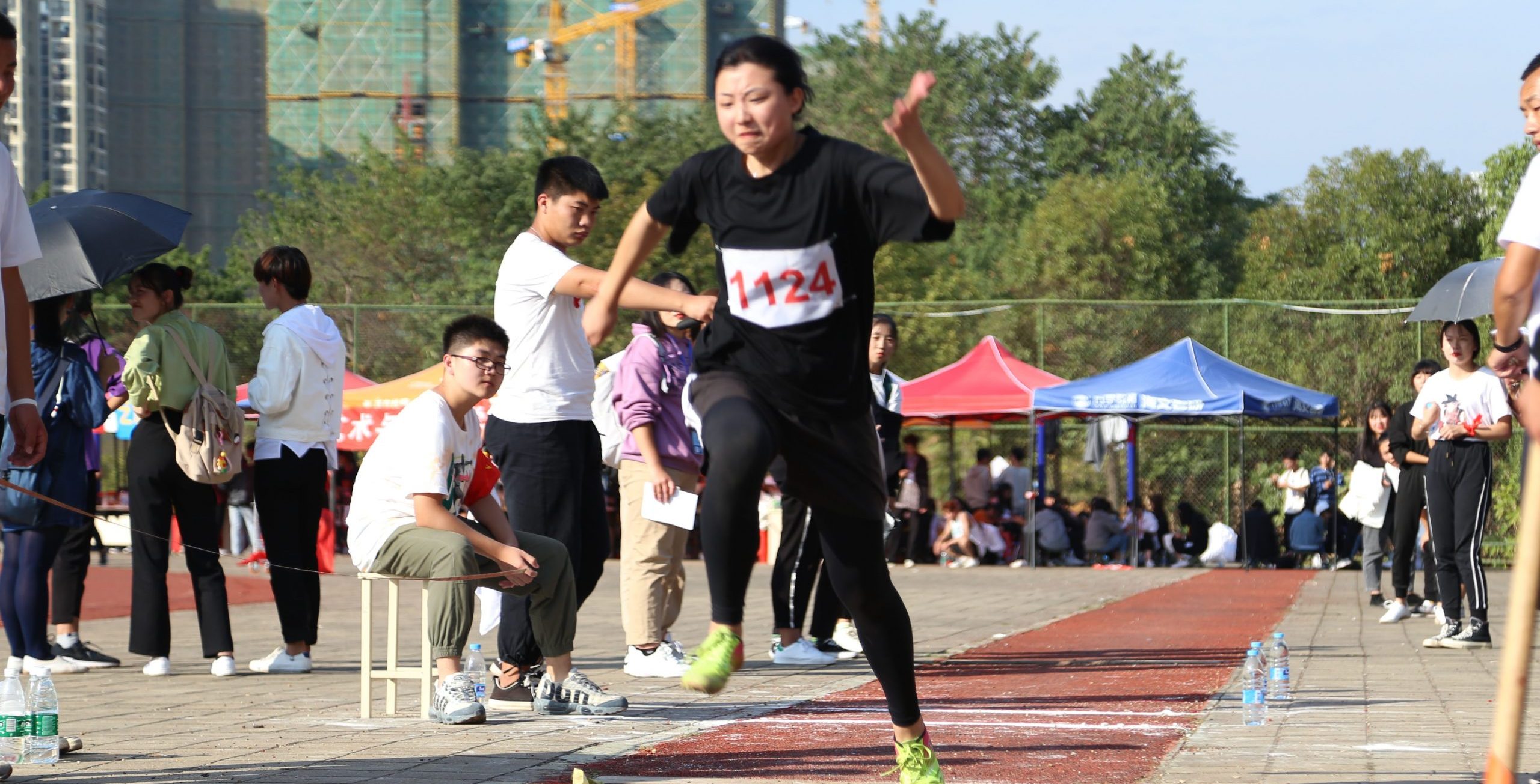 信工学子夺得女子三级跳远冠军