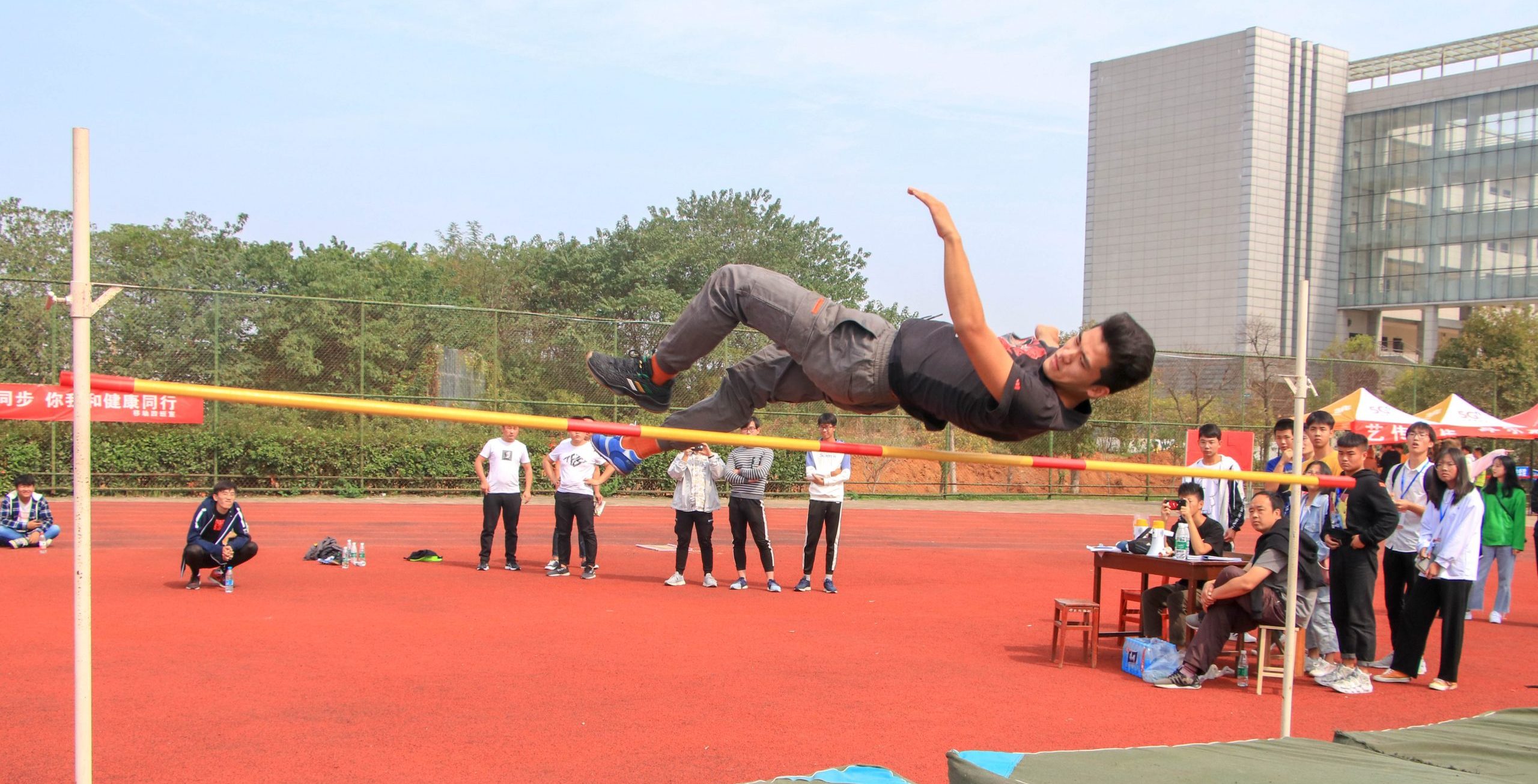 跳高选手李泽蝉联冠军