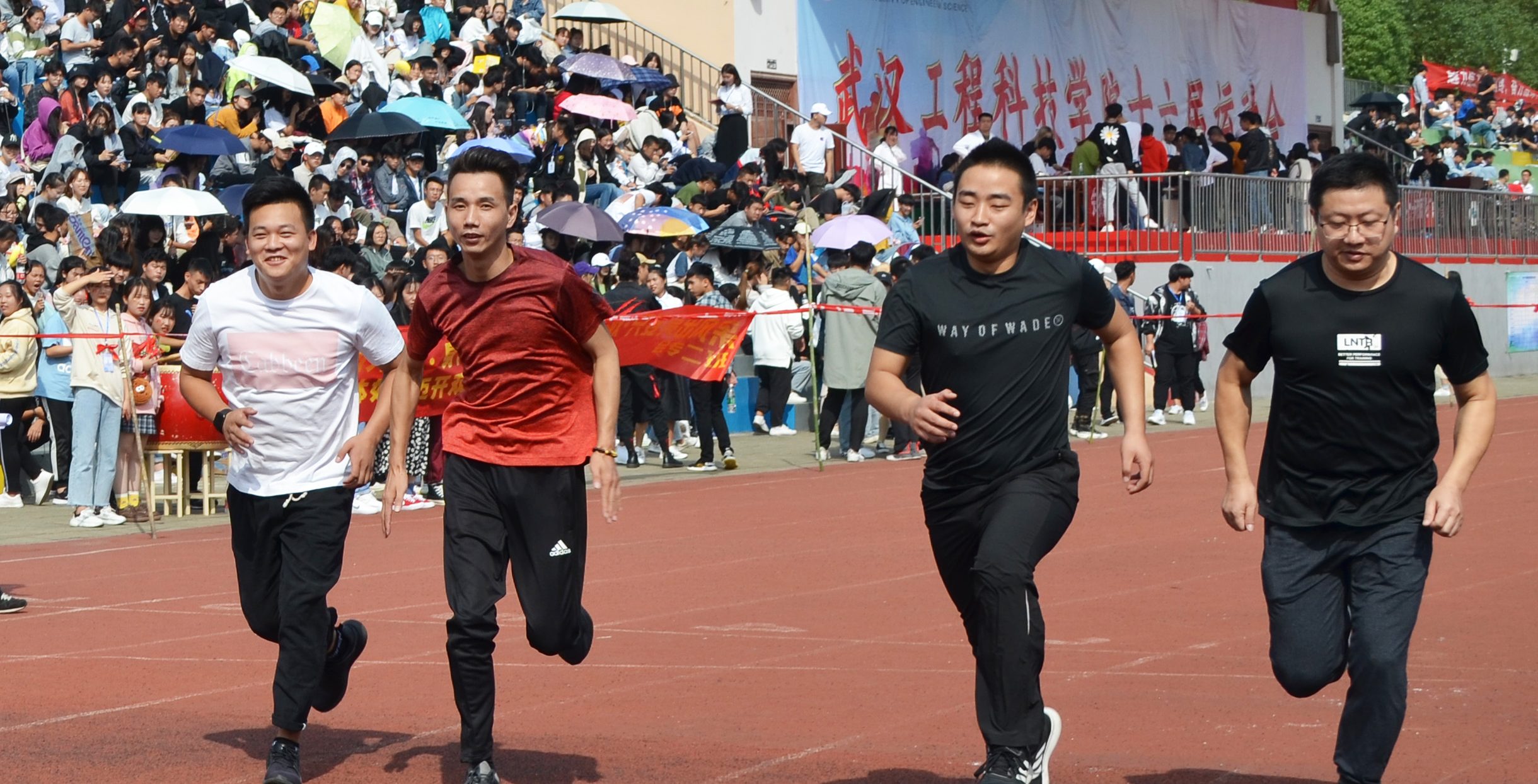 首次参加运动会 高进折桂教工男子800米项目