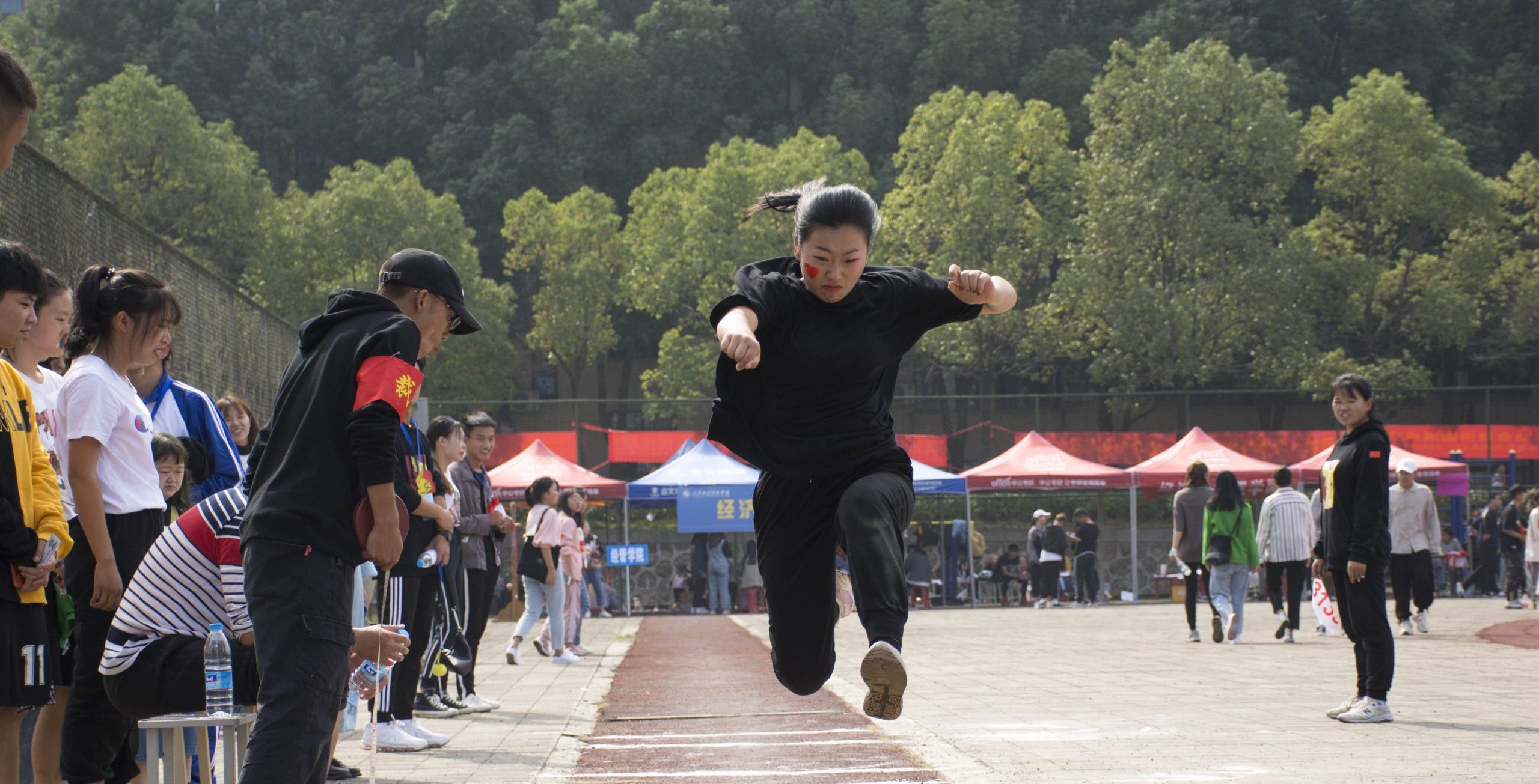 室友3人包揽女子跳远决赛前三甲