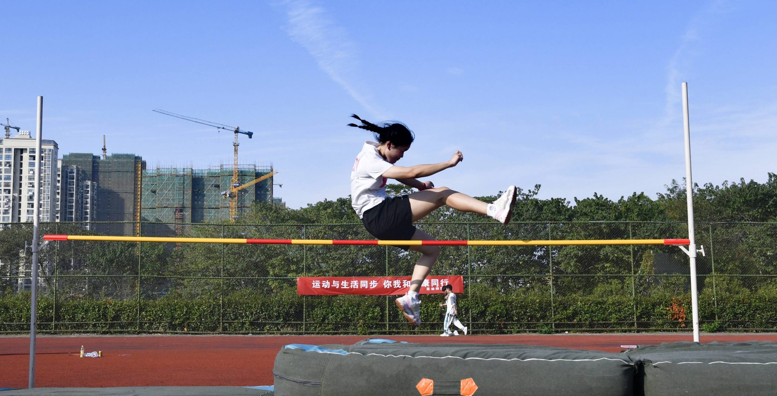 女子跳高险破校记录