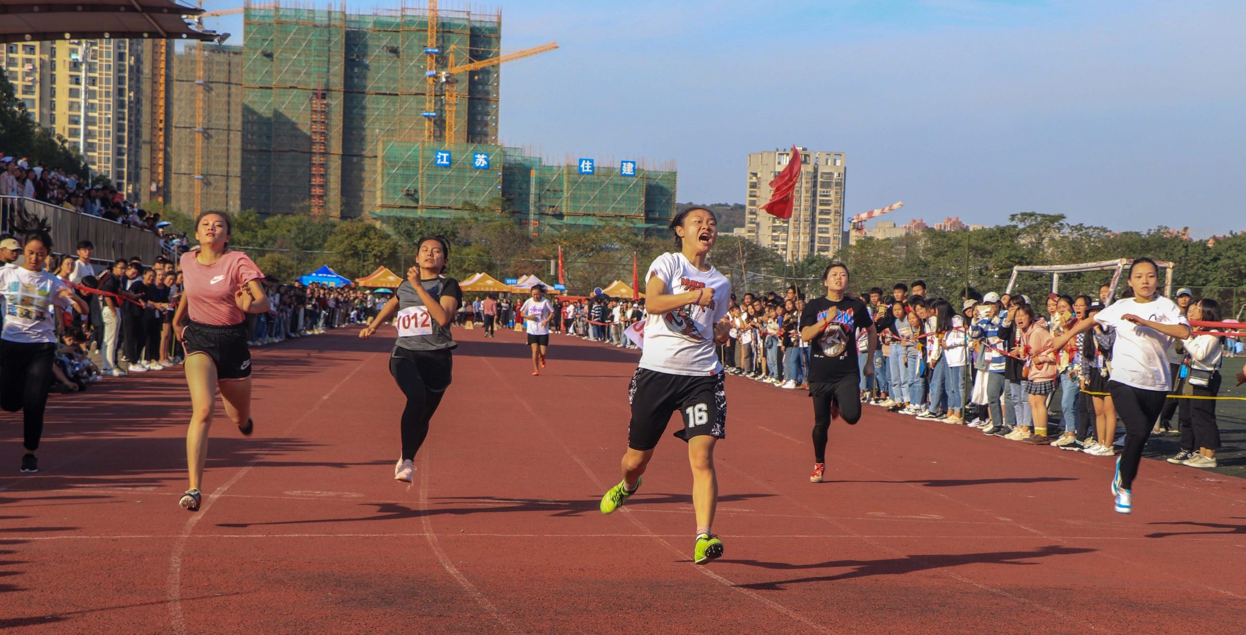 男、女子100米决赛枪响 十五秒内冠军产生