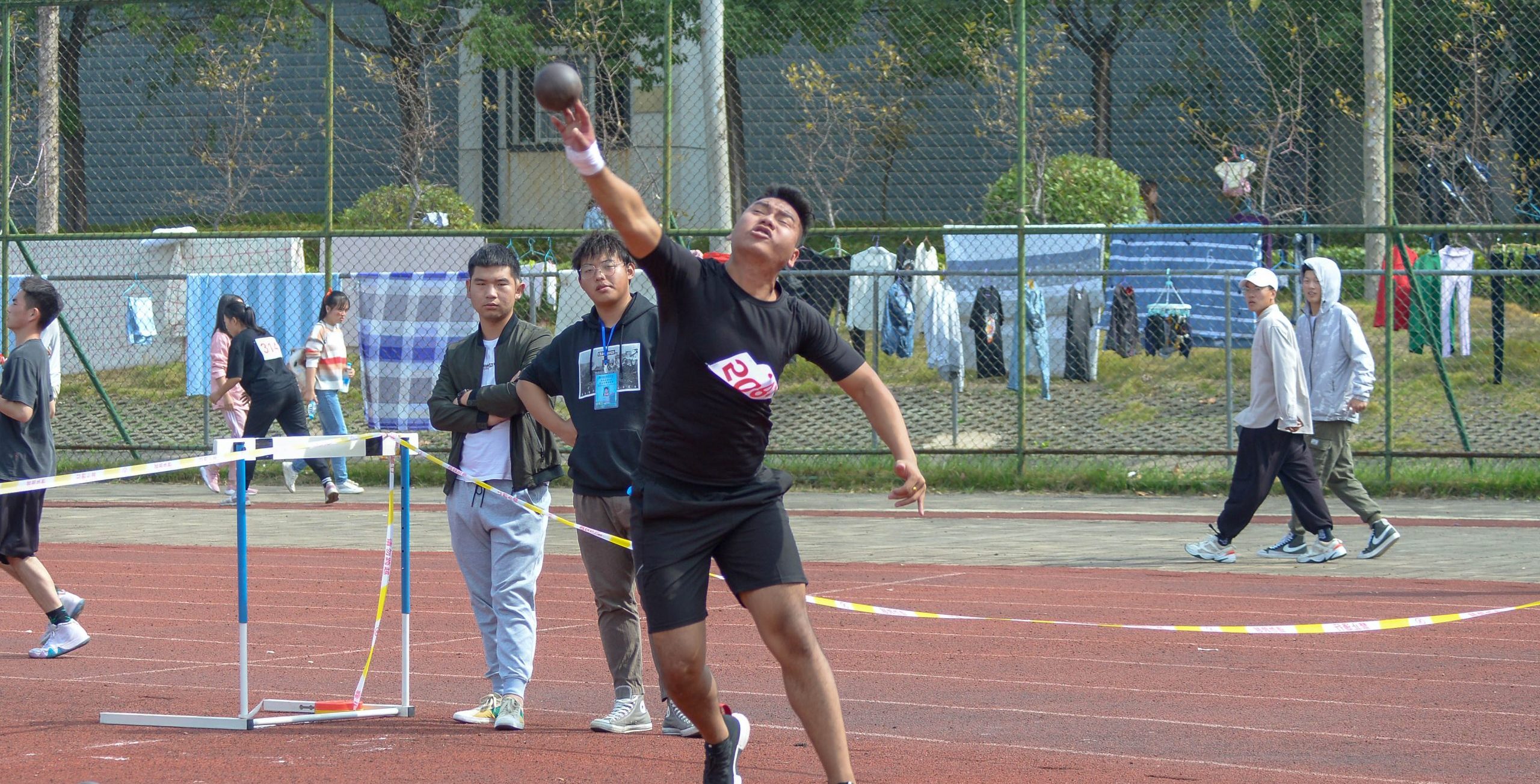 运动会首金产生  继教学子卫冕男子铅球决赛冠军