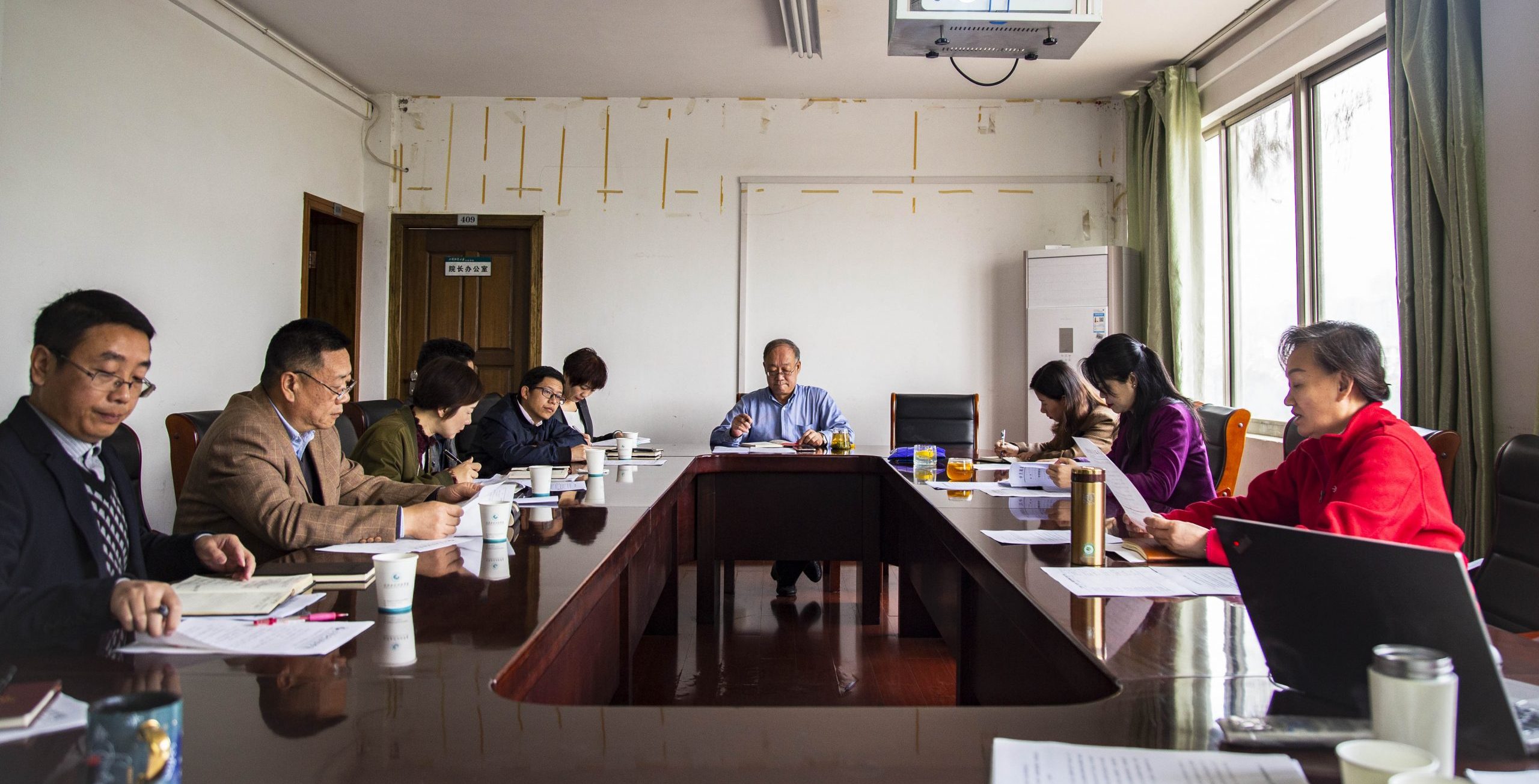 学校召开党委理论学习中心组集体学习会议