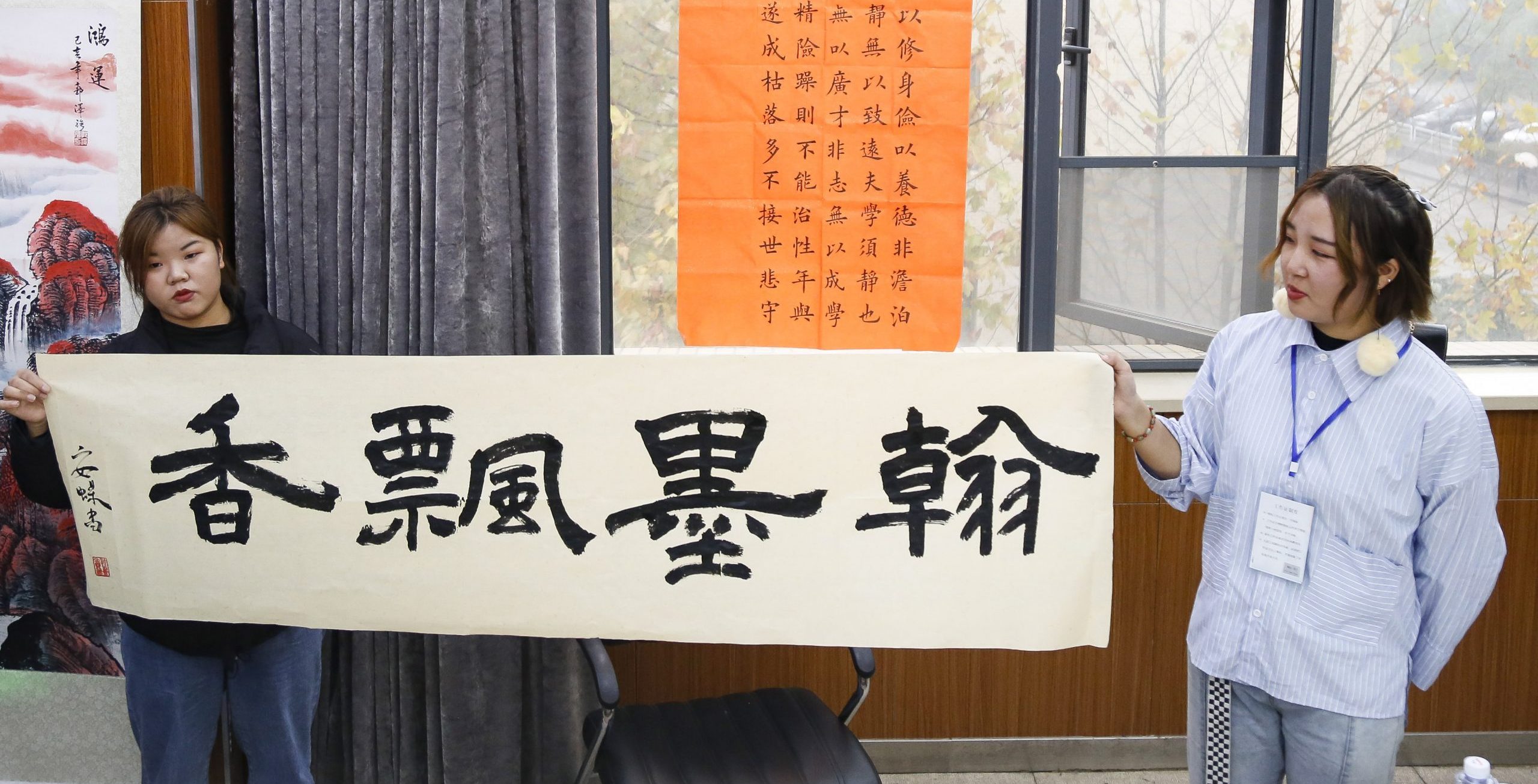 翰林文墨皆在目 书画飘香始正襟 高校大学生书画交流会在校举行