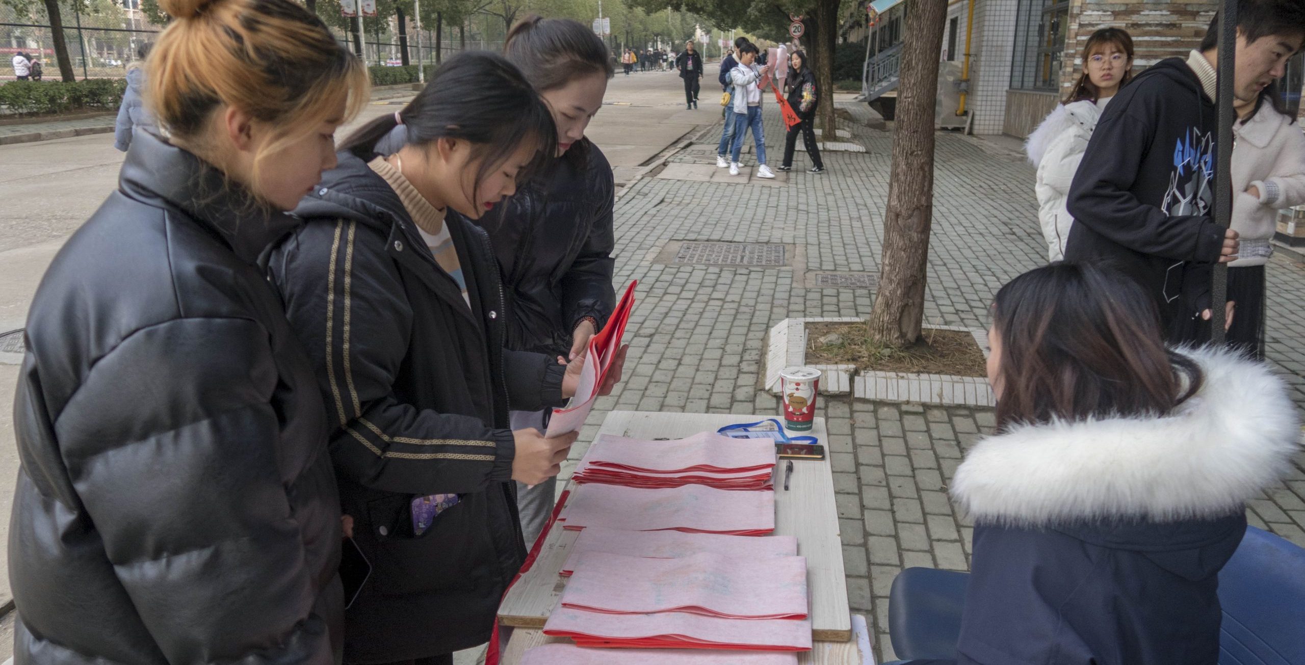 金翼书画协会赠师生百副对联齐迎新春