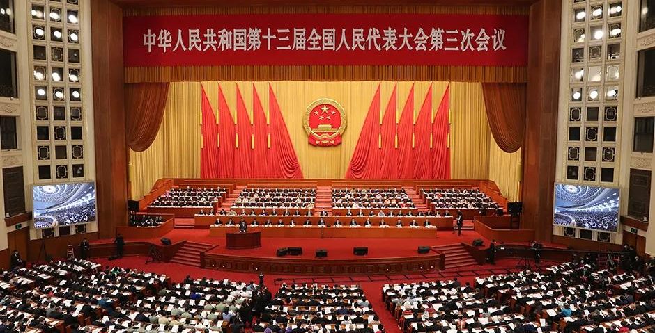 武工院师生积极收听收看两会直播 热议政府工作报告