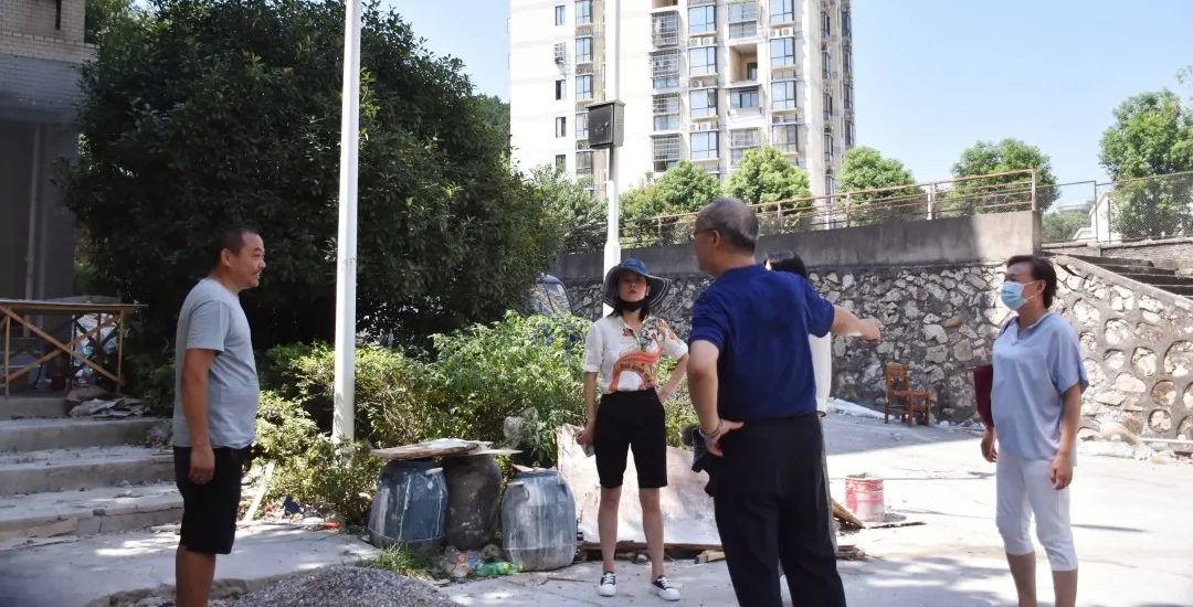 武工院校领导给一线职工送清凉