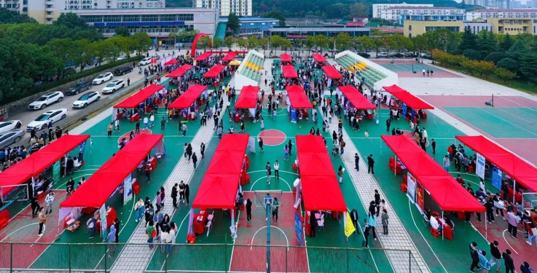 又是一年秋招季，近两百家知名企业进校揽才