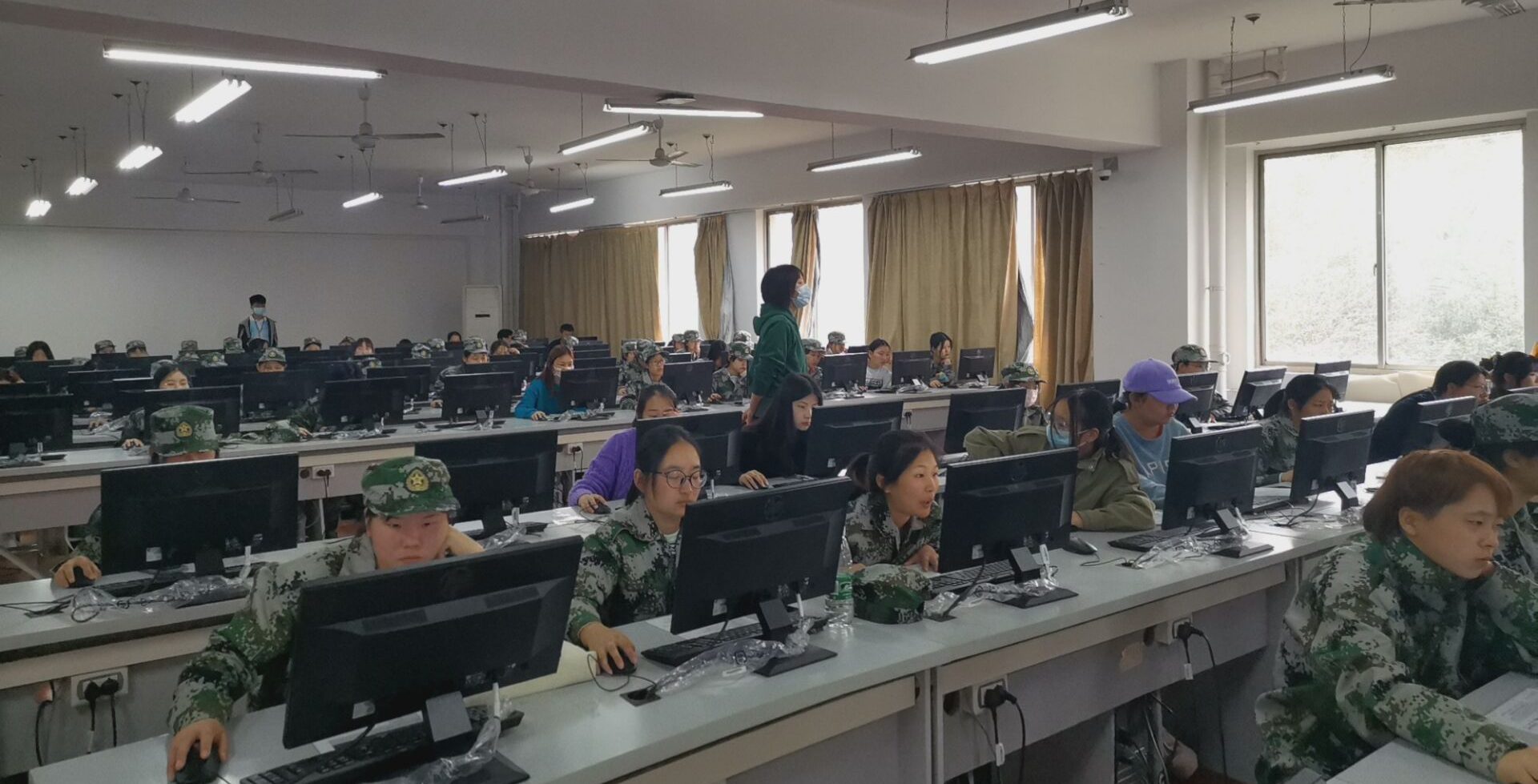 我校新生心理测试顺利进行