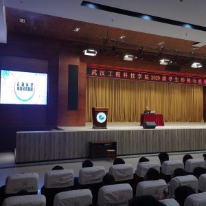 学校执行董事李林祥为2020级新生上形势与政策课
