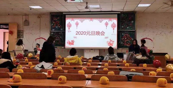 【中国新闻网】温暖师生情 高校辅导员为学生送新年祝福蛋糕