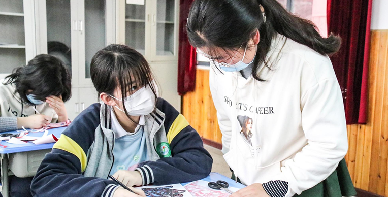 【湖北日报 数字报】大学师生进初中 送上丰富社团课