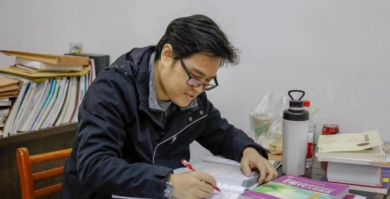 【腾讯网·大楚资讯】武汉一高校教师陈坦课堂晕倒昏迷仍喃喃“讲课”