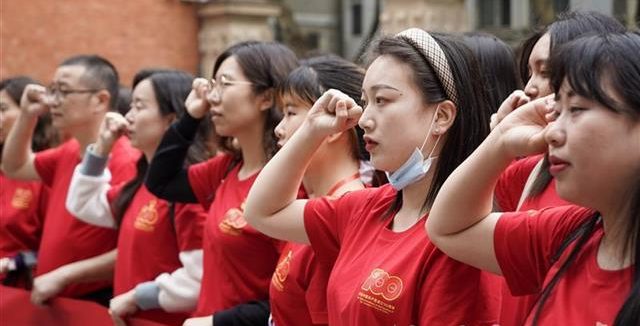 【湖北日报】在实景课堂中学党史 高校千名师生党员徒步寻找红色记忆