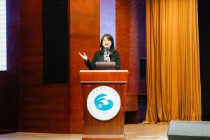 党委副书记郭霖为学生们上思政课：看懂新发展格局这盘大棋