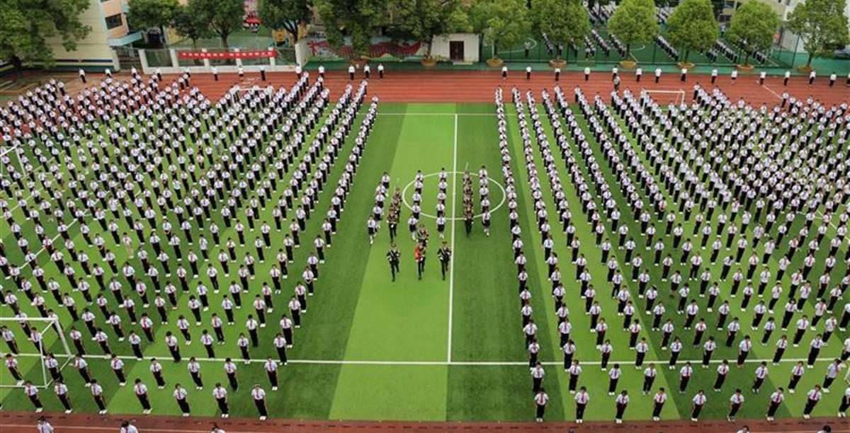 【极目新闻】大手牵小手！大学生和小学生一起升国旗