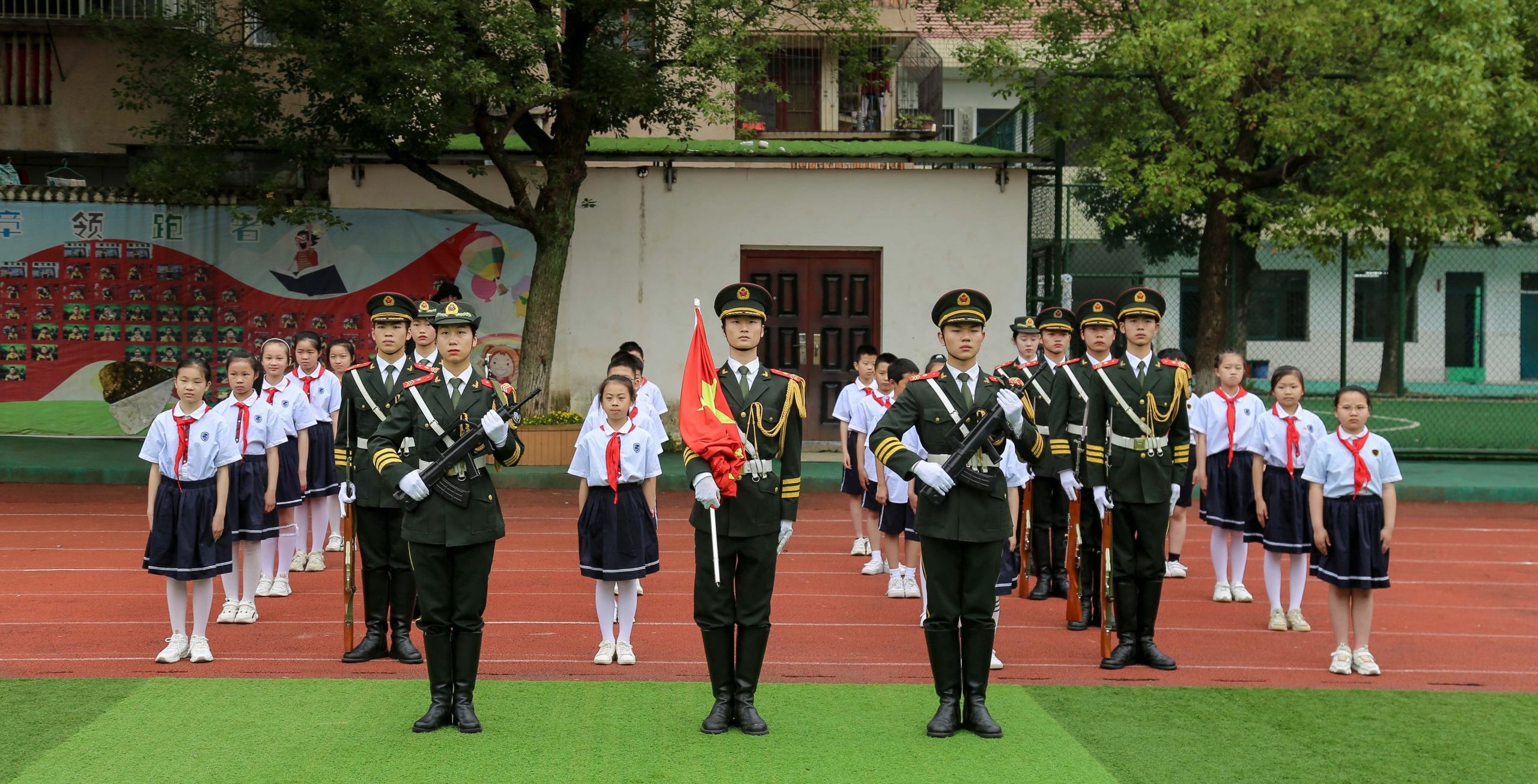 大手牵小手！大学生和小学生一起升国旗