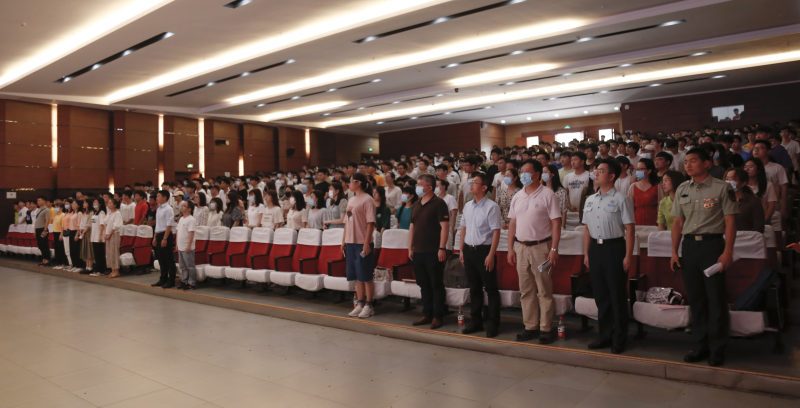 【新华在线网】征兵宣传进校园 携笔从戎砺青春