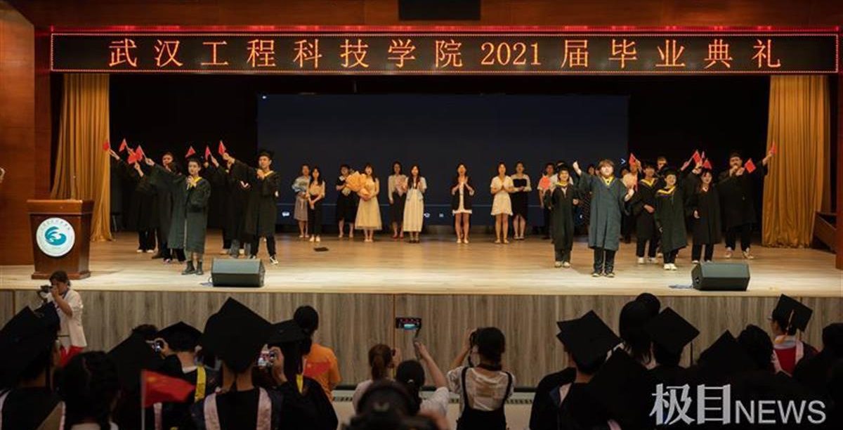 【极目新闻】往届毕业生回家，每人一张毕业留影，这样的毕业典礼有温度！