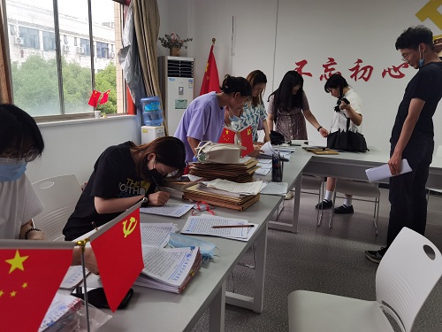 “紧抓是抓严抓每封每行，保障学生党员毕业”——经济与管理学院党总支第一批次毕业生党员档案清点工作顺利完成