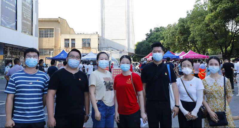 我校党员教师下沉社区做核酸检测志愿者