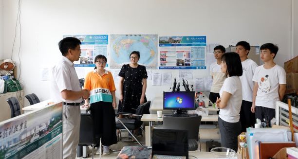 执行董事陈香山慰问周末加班教职工