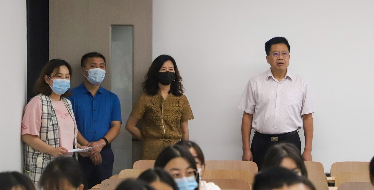 新学期校领导深入课堂巡课