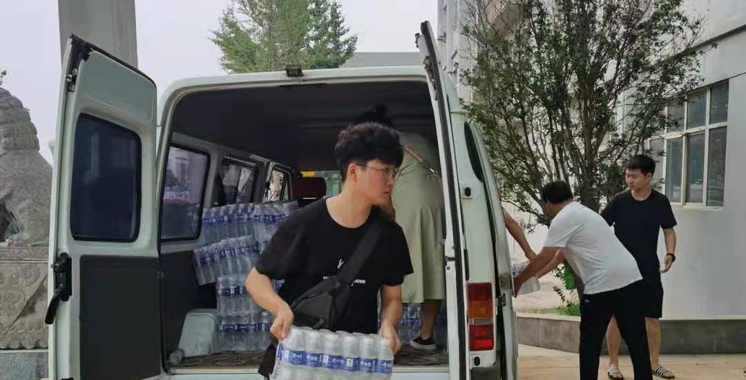 【长江日报】武汉大学生为家乡巩义灾区“送水送粮”