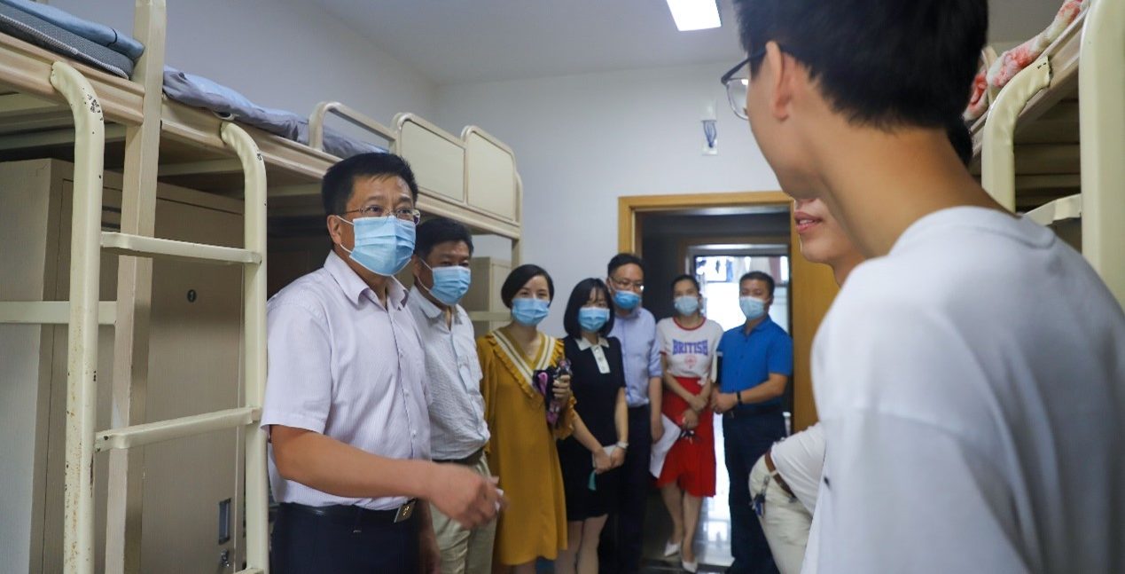 校领导走访宿舍看望慰问2021级新生