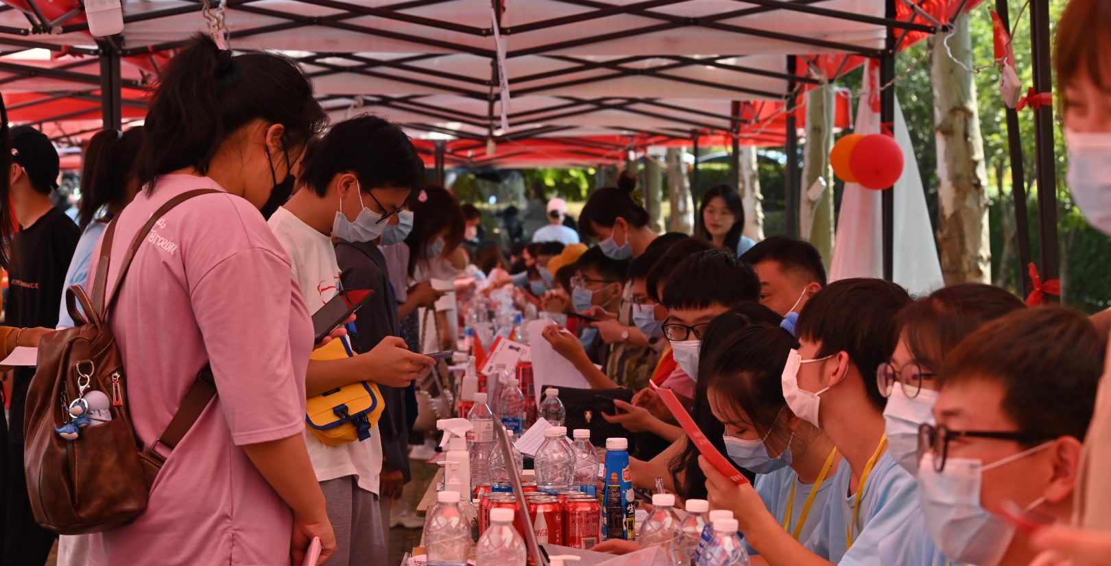 【凤凰教育】人手一份！武汉工程科技学院迎新定制五千罐可乐送新生