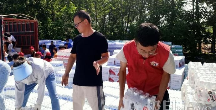 【极目新闻】泡在水中四小时搬运沙袋，两名武汉大学生在家乡河南抗洪
