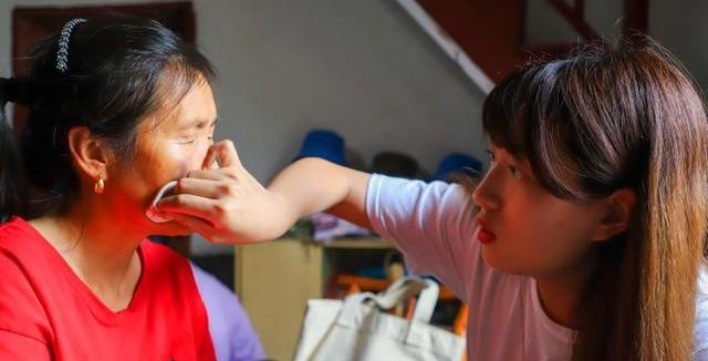 【中国新闻网】武汉一高校学生义务为山区老人补拍婚纱照