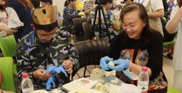 【湖北日报】好有爱！这所高校为新生举办集体生日会