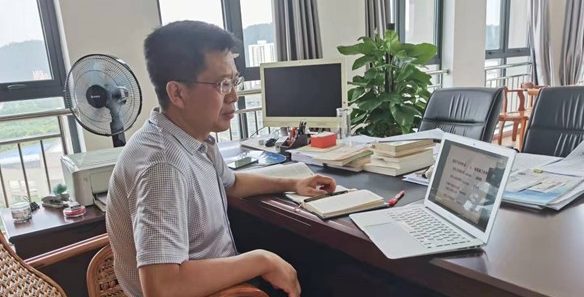 新学期第一天，校领导检查线上教学情况