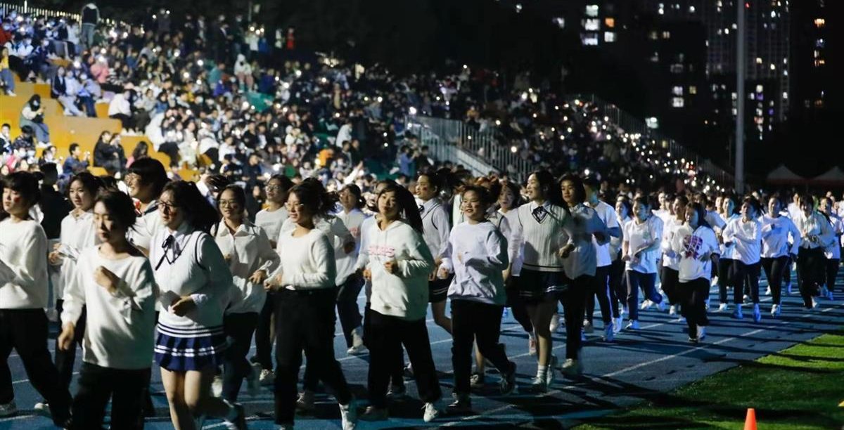 【极目新闻】师生携手夜跑2021米，武汉这所高校运动会浪漫开幕